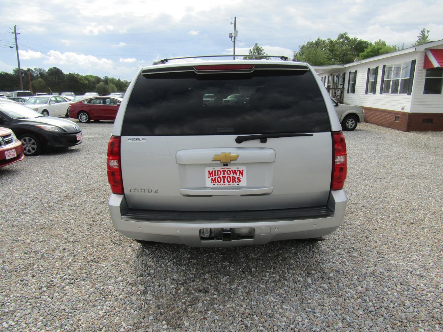 2013 Silver /Gray Chevrolet Tahoe (1GNSCBE04DR) with an V8 engine, Automatic transmission, located at 15016 S Hwy 231, Midland City, AL, 36350, (334) 983-3001, 31.306210, -85.495277 - Photo#6